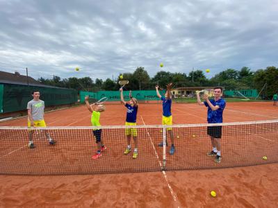 27 Kinder bei Tenniscamp